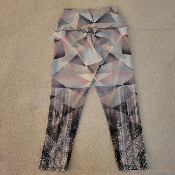 Evolution and Creation Geometric Women's Capri Leggings - Pink and Gray - Picture 3 of 7